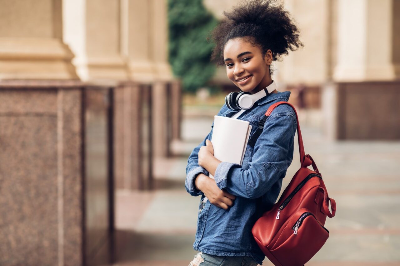 Jak Odkryć Pasję? Mapa Ścieżki Kariery dla Nastolatka (bez presji) 1 successful black student girl posing at university campus territory outdoor
